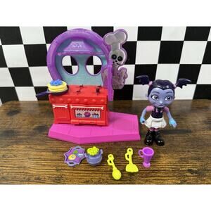 Disney Vampirina Fangtastic Kitchen And Figure Floating Pancakes